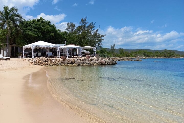 Ocho Rios: Bamboo Beach Club VIP Access with Lunch and Cocktails