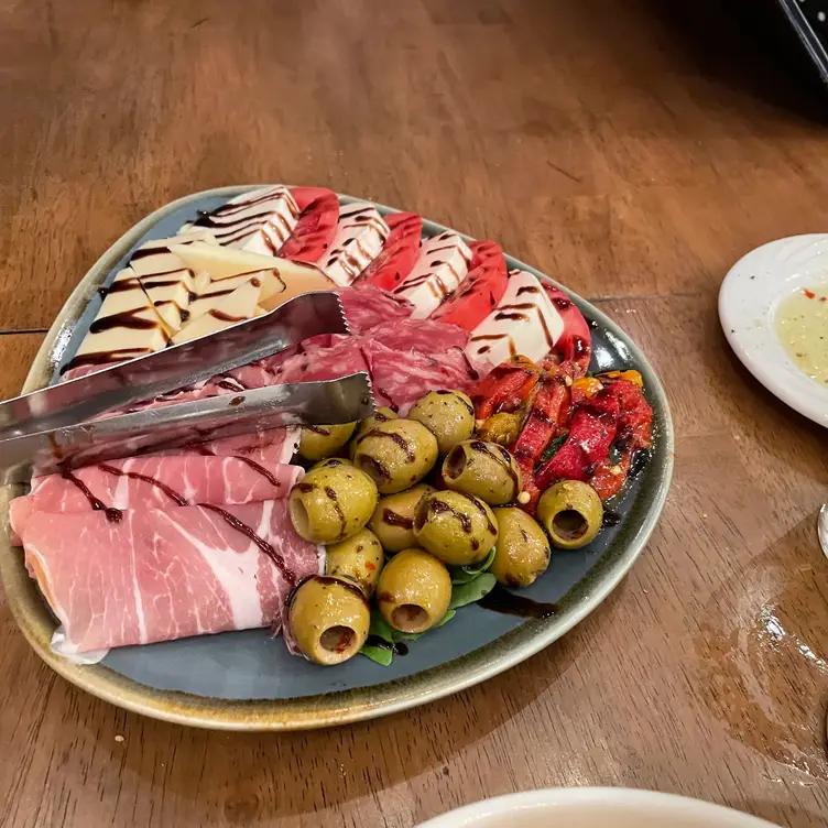 Botto's Italian Line Restaurant