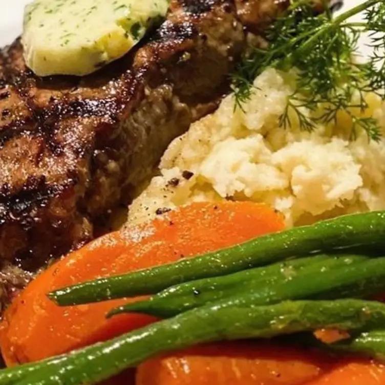 Charcoal and Woodz - Holiday Inn Cloverdale Surrey