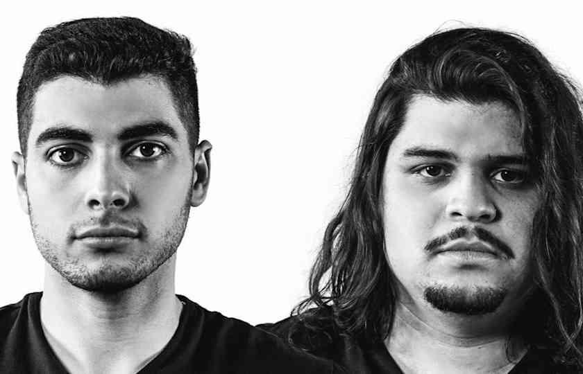 BLACK V NECK in Los Angeles